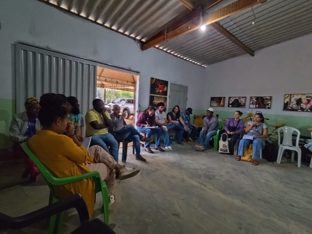 Membros da missão do CNDH se reuniram, em novembro de 2025, com quilombolas que vivem próximos à mina de urânio, em Caetité (Foto: CNDH/Divulgação)