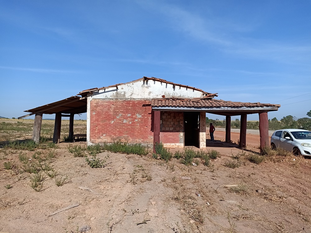 Uma das antigas guaritas de entrada da propriedade continua de pé  (Foto: Matheus Faustino/Repórter Brasil)