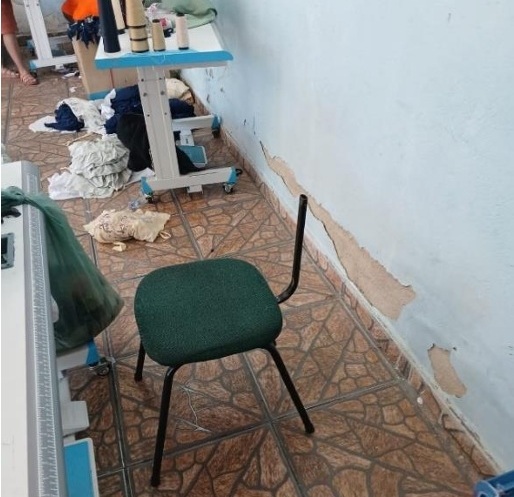 Auditores encontraram cadeiras sem encosto e trabalhadora sentado em caixa de papelão em oficina de costura  (Fotos: Ministério do Trabalho e Emprego)