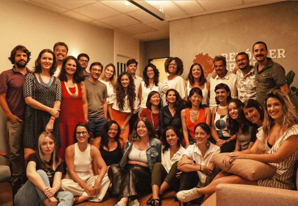 Equipe da Repórter Brasil reunida no escritório em São Paulo, em fevereiro de 2024. (Foto: Victória Perino/arquivo pessoal)