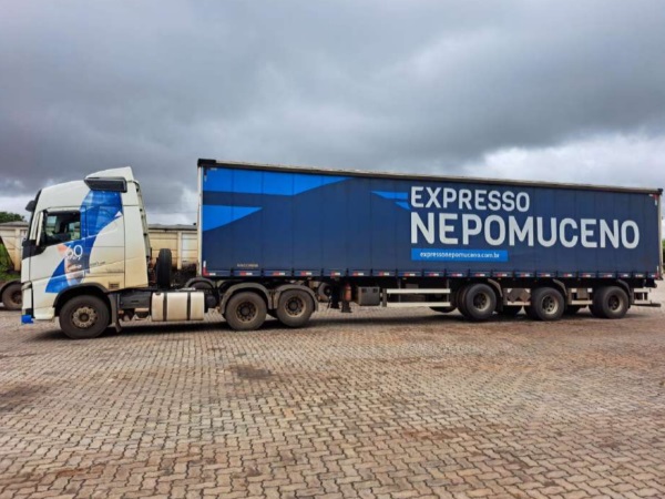 Caminhão da Expresso Nepomuceno, responsabilizada pelo MTE por submeter 21 traballhadores a trabalho escrato (Foto: Ministério do Trabalho e Emprego)