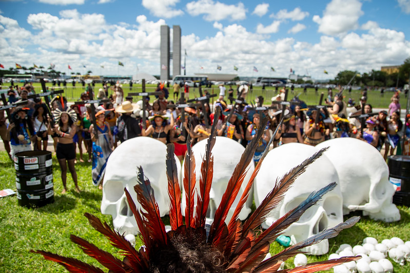 Indígenas protestaram na última terça-feira (7) contra o Congresso Naconal durante marcha em Brasília, na qual denunciaram projetos de lei contrários aos interesses das comunidades tradicionais (Foto: Divulgação/Guilherme Cavalli/Cimi)