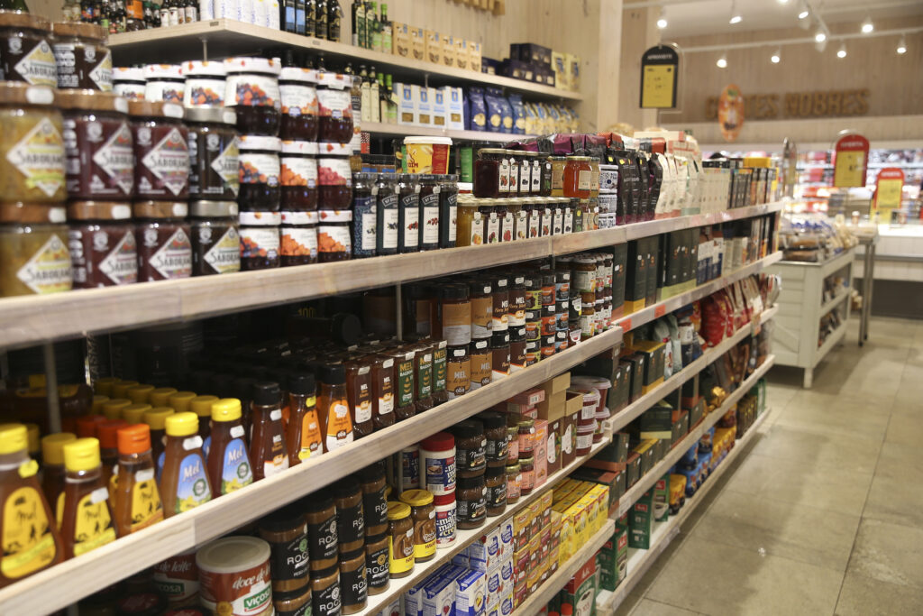 Setor de supermercados comprou R$ 40 bilhões em produtos de fornecedores flagrados com trabalho escravo, segundo MPT ( Foto: Valter Campanato/Agência Brasil)