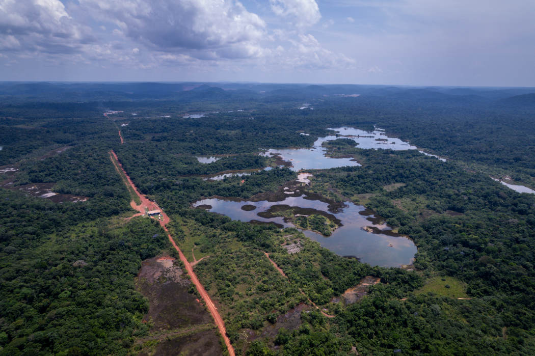 Vista aérea da Mineração Taboca, maior produtora de estanho do Brasil, com destaque para lagoas de sedimentos de mineração; empresa opera uma das maiores minas a céu aberto do país, em área contígua à Terra Indígena Waimiri Atroari (Foto: Fernando Martinho/Repórter Brasil)