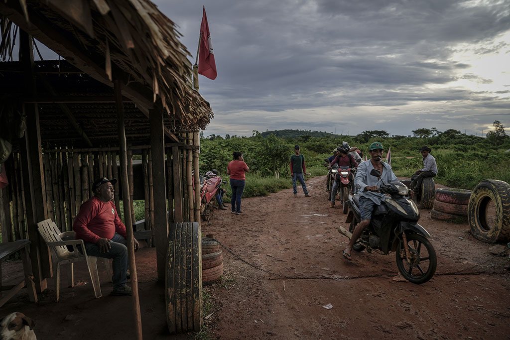 Famílias sem terra ocupam área em Parauapebas enquanto aguardam a destinação de terras para reforma agrária, em processo negociado entre Incra e Vale (Foto: Fernando Martinho/Repórter Brasil)