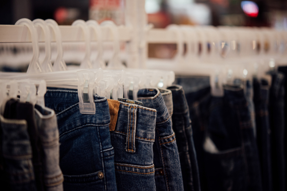 A Vicunha, empresa com histórico de compras de algodão de uma cooperativa presidida por um produtor rural responsabilizado por trabalho escravo, integra a cadeia de grandes marcas de moda internacionais, como Levi’s, Lacoste e Hugo Boss (Foto: @jcomp/Magnific)