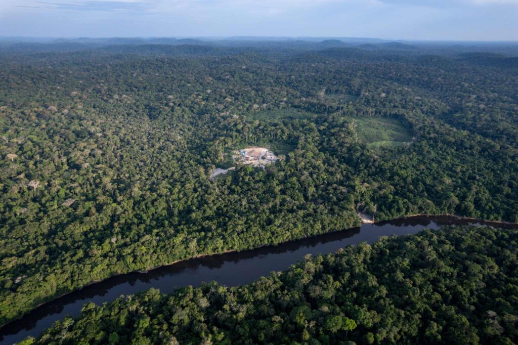Aldeia na margem do rio Alalaú, Terra Indígena Waimiri Atroari (Foto: Fernando Martinho/ Repórter Brasil)