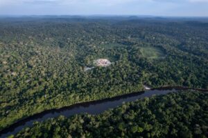 Aldeia na margem do rio Alalaú, Terra Indígena Waimiri Atroari (Foto: Fernando Martinho/ Repórter Brasil)