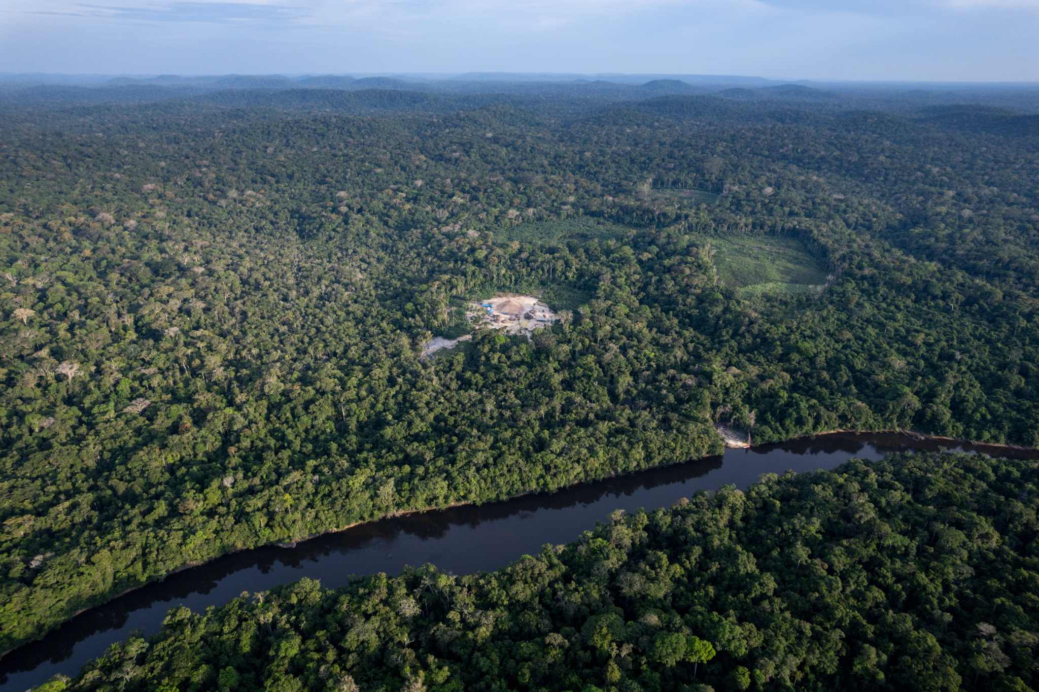 Aldeia na margem do rio Alalaú, Terra Indígena Waimiri Atroari (Foto: Fernando Martinho/ Repórter Brasil)