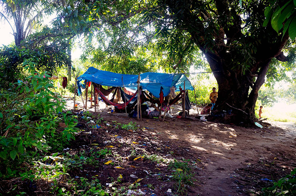 Deslocamento forçado até centros urbanos expõe indígenas a situações de vulnerabilidade sociais, como alojamentos inadequados e violência nas cidades (Foto: Raquel Uendi/ISA)