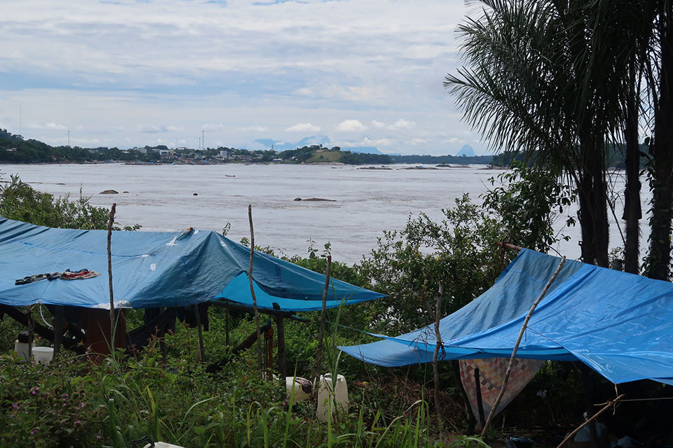 Cerca de 900 indígenas Hupd’äh e Yuhupdeh ficaram meses acampados em condições precárias às margens do rio Negro, em São Gabriel da Cachoeira, no Amazonas, em 2023 (Foto: Raquel Uendi/ISA)