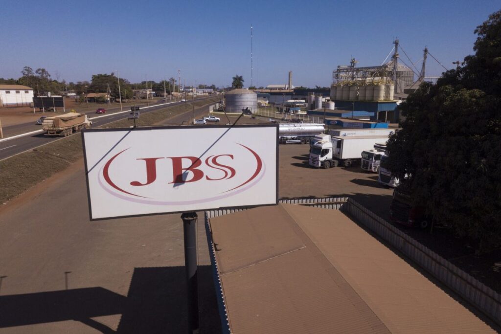 Vista aérea da fábrica da JBS em Tangará da Serra (MT). Empresa é acionada na Justiça por ligação com casos de trabalho escravo em sua cadeia de fornecedores no Pará (Foto: Fernando Martinho/Repórter Brasil)