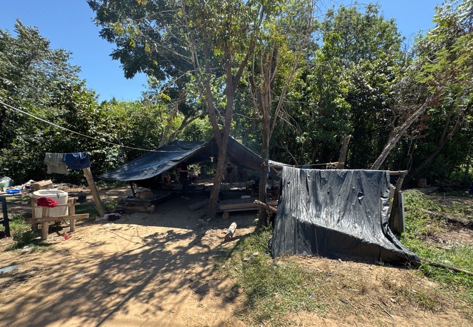 Os trabalhadores resgatados viviam em barracos de lona improvisados, atuavam sem EPIs (Equipamentos de Proteção Individual) e não tinham infraestrutura básica de higiene à disposição (Foto: Divulgação AFT/SRTE-MS)