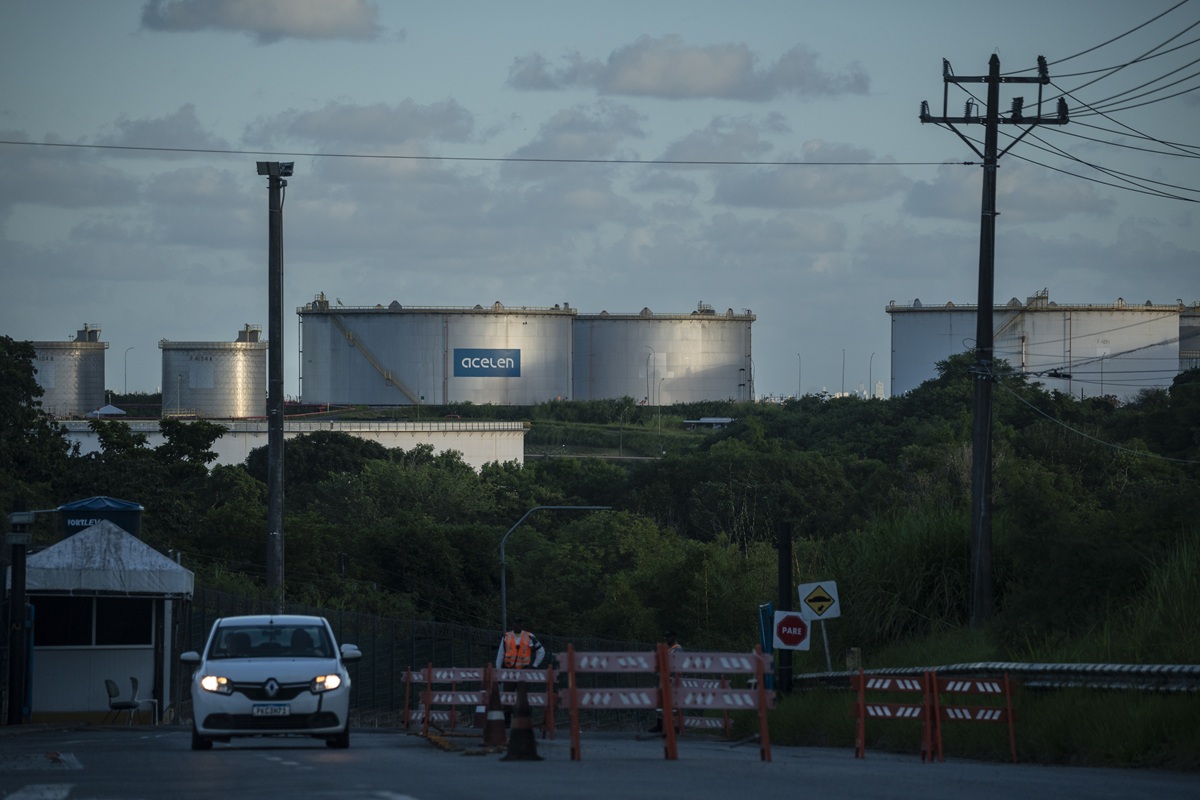 Estrada de acesso à Refinaria de Mataripe de petróleo administrada pela Acelen em São Francisco do Conde (BA).A usina é a segunda maior refinaria do país e representa 14% da capacidade nacional de refino. De acordo com a empresa, a capacidade instalada de produção é de 323 mil barris de petróleo por dia (Foto: Fernando Martinho/Repórter Brasil)