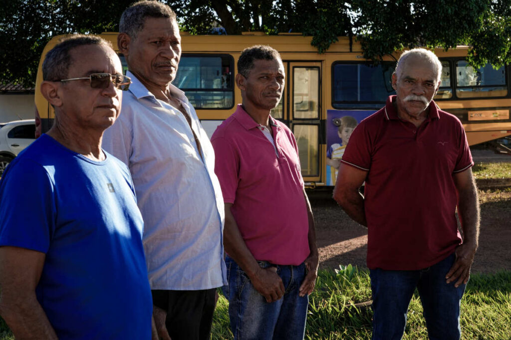 Os ex-trabalhadores da Fazenda Volkswagen (da esq. p/ dir.) Pedro Valdo Pereira, Raul Batista, Raimundo Batista e José Ribamar acionaram a Justiça do Trabalho contra a montadora (Foto: Fernando Martinho/Repórter Brasil)