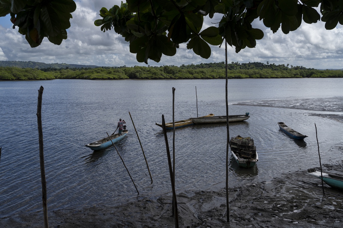 Pescadores de Santiago do Iguape reclamam da redução de peixes com a instalação de grandes empreendimentos como um estaleiro em Maragogipe (BA) na Baía de Todos os Santos (Foto: Fernando Martinho/Repórter Brasil)