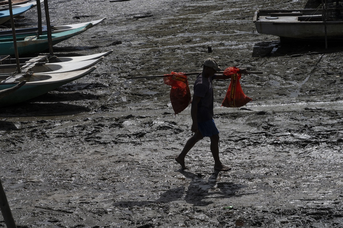Moradores de Santiago do Iguape reclamam da redução de mariscos com a instalação de grandes empreendimentos como a refinaria de Petróleo na Baía de Todos os Santos (Foto: Fernando Martinho/Repórter Brasil)