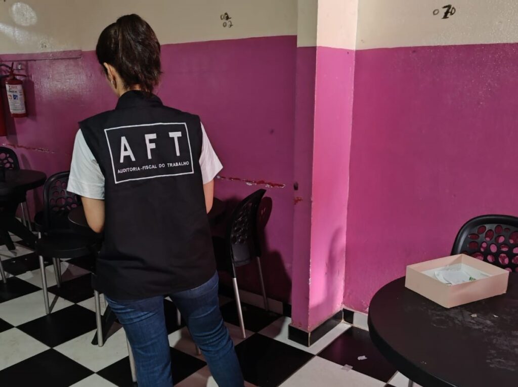Segundo a fiscalização, as mulheres resgatadas permaneciam à disposição da casa de segunda a segunda e os valores pagos pelos clientes não eram repassados a elas (Foto: Divulgação/MTE)