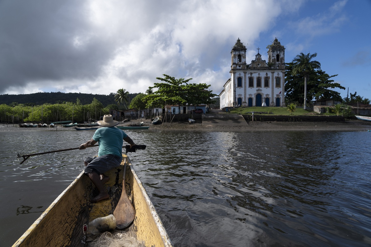 Pescadores de Santiago do Iguape reclamam da redução de peixes com a instalação de grandes empreendimentos como um estaleiro em Maragogipe (BA) na Baía de Todos os Santos (Foto: Fernando Martinho/Repórter Brasil)
