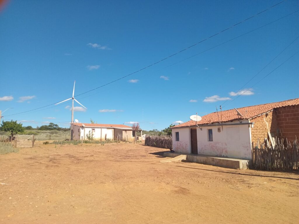Turbina eólica da Enel Green Power fica a 500 metros das casas do quilombo Lagoa, uma distância considerada insuficiente para proteger a comunidade e suas criações (Foto: Arquivo Pessoal)