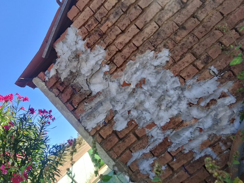Imagens dos moradores mostram rachaduras nas casas do quilombo Lagoa causadas pela operação do megacomplexo eólico da Enel, instalado no sertão do Piauí sem consentimento da comunidade (Foto: Arquivo Pessoal)
