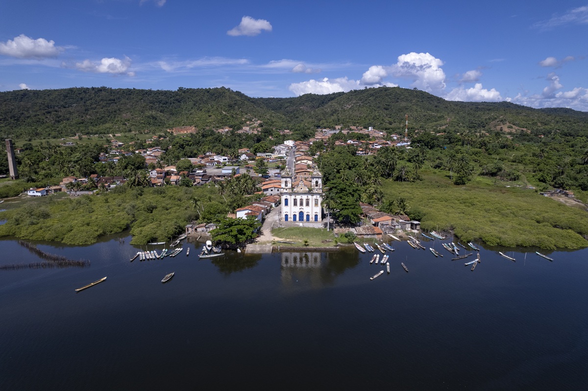 Boa parte dos moradores de Santiago do Iguape, no Recôncavo Baiano, vive da pesca, do extrativismo e da coleta de mariscos (Foto: Fernando Martinho/Repórter Brasil)