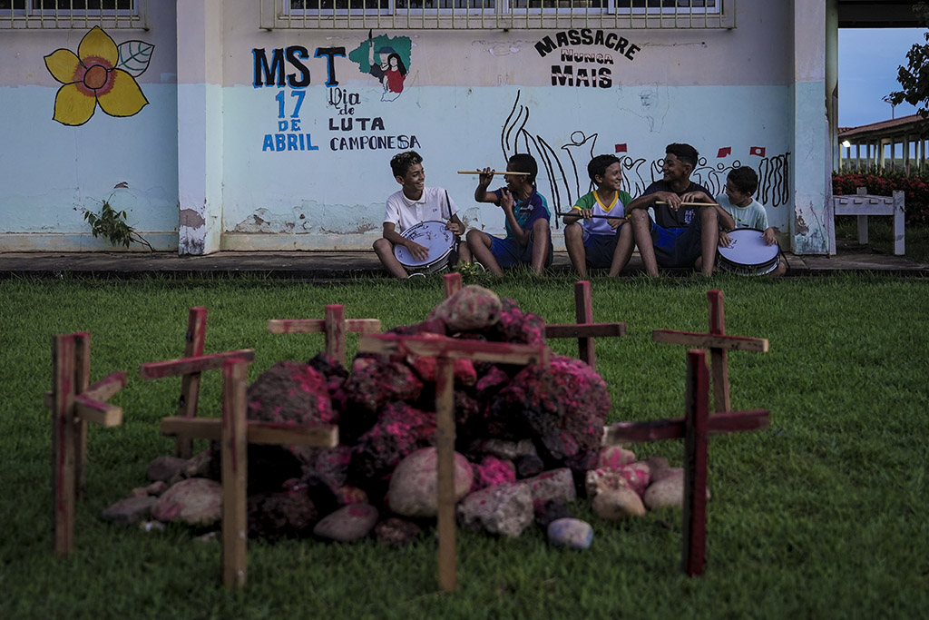 Eldorado do Carajás, Pará, Brasil 09-04-2026 Alunos, cruzes e pinturas na Escola Oziel Alves Pereira no Assentamento 17 de Abril, localizado em Eldorado do Carajás (PA), que é um símbolo histórico do MST, criado após o massacre de 1996 na Fazenda Macaxeira. Série de reportagens sobre os 30 anos do "Massacre de Eldorado do Carajás". Fotos: Fernando Martinho.