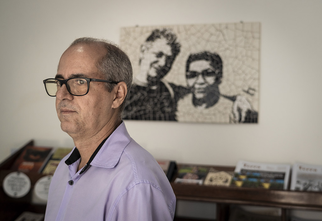 Marabá, Pará, Brasil 25-09-2023 Retrato de José Batista Afonso, advogado da CPT em Marabá e detalhes do seu escritório. Série de reportagens do projeto Pulitzer Center sobre violência no campo. Percorremos assentamentos e acampamentos em várias cidades do Mato Grosso e Pará, mostrando como a política do governo do ex–presidente Jair Bolsonaro amplificou a violência na Amazônia. ©Foto: Fernando Martinho