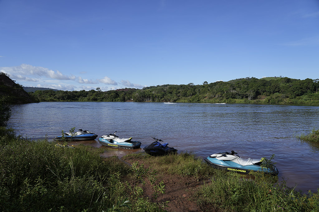 Serra Pelada, Pará, Brasil 12-04-2026 Vista Jet skis no lago onde era a cratera do garimpo de Serra Pelada. Moradores da região andando de jet ski ao fundo. Serra Pelada é uma localidade brasileira, vila e distrito do município de Curionópolis, no sudeste do Pará. Fotos: Fernando Martinho.