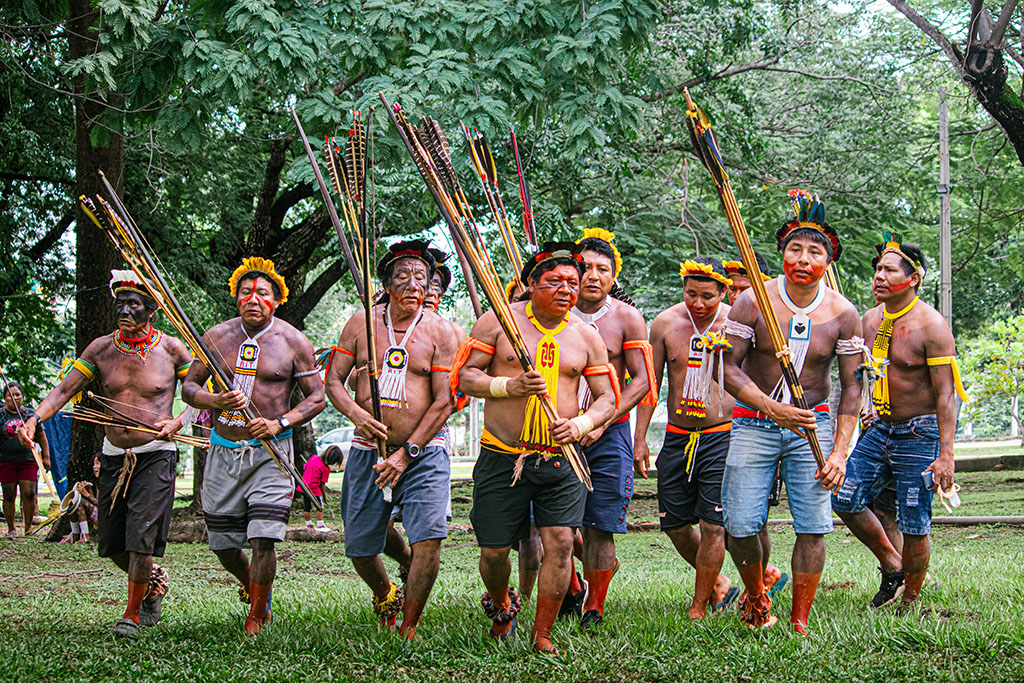 Integrantes do povo Tapayuna durante apresentação cultural no Acampamento Terra Livre, em 2025 (Foto: Katngo Khisetje / Opan / Divulgação)