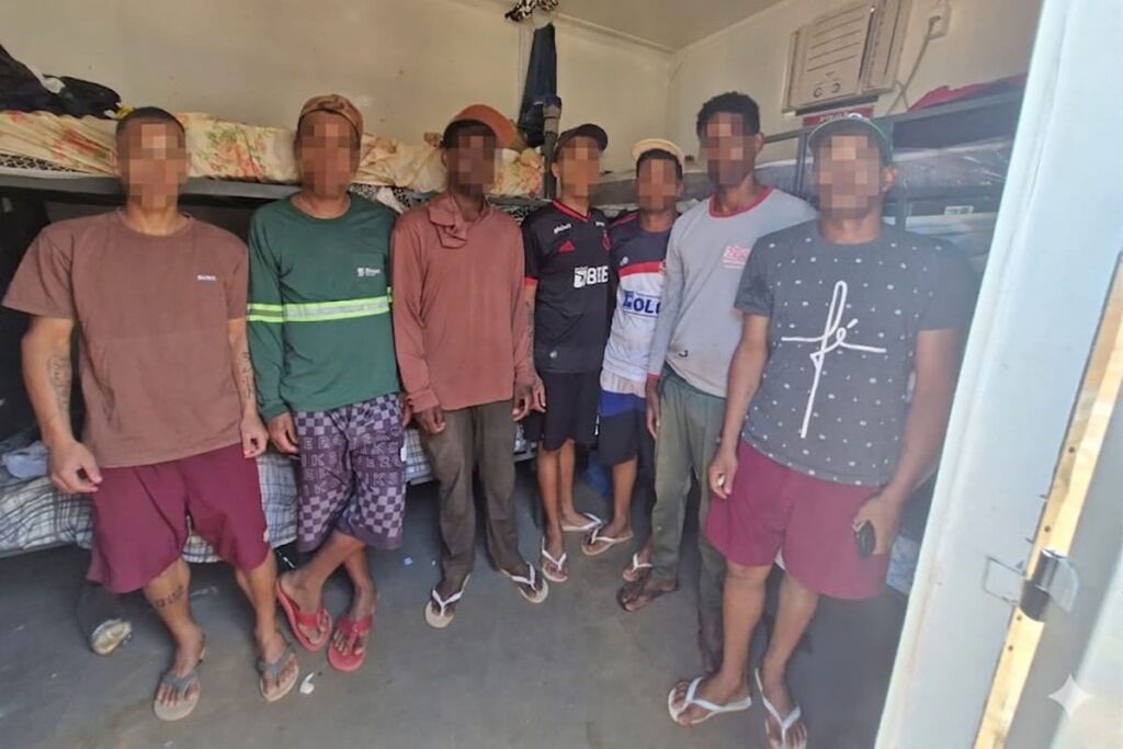 De acordo com a fiscalização, os trabalhadores teriam sido recrutados em Minas Gerais e relataram sinais de intoxicação por agrotóxicos usados na lavoura de algodão (Foto: SRTE/MT)