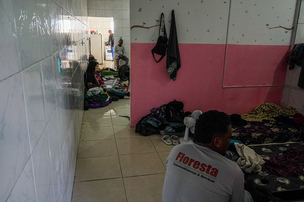Grupo Especial de Fiscalização Móvel faz resgate no alojamento dos trabalhadores da empresa Floresta (Foto: Pedro Stropasolas/Repórter Brasil)