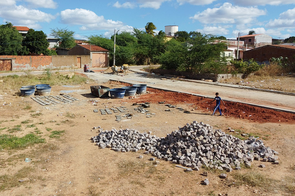 Calçamento público com trabalho análogo à escravidão é interrompido por fiscalização em Santa Cruz (PE) (Foto: Pedro Stropasolas/Repórter Brasil)