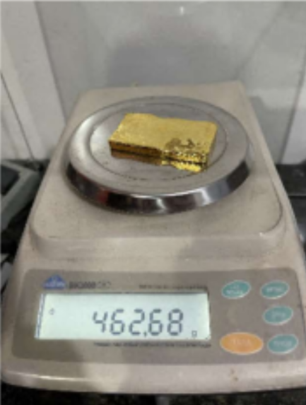 Imagens apreendidas no celular de Alessandro, da White Solder, mostram a forja de duas barras de ouro em Roraima em junho de 2021. Dois dias depois, as mesmas barras foram registradas em Ariquemes (RO), “etiquetadas e aparentemente integradas ao mercado do ouro”, segundo a PF (Fotos: Reprodução Polícia Federal)