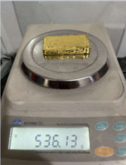Imagens apreendidas no celular de Alessandro, da White Solder, mostram a forja de duas barras de ouro em Roraima em junho de 2021. Dois dias depois, as mesmas barras foram registradas em Ariquemes (RO), “etiquetadas e aparentemente integradas ao mercado do ouro”, segundo a PF (Fotos: Reprodução Polícia Federal)