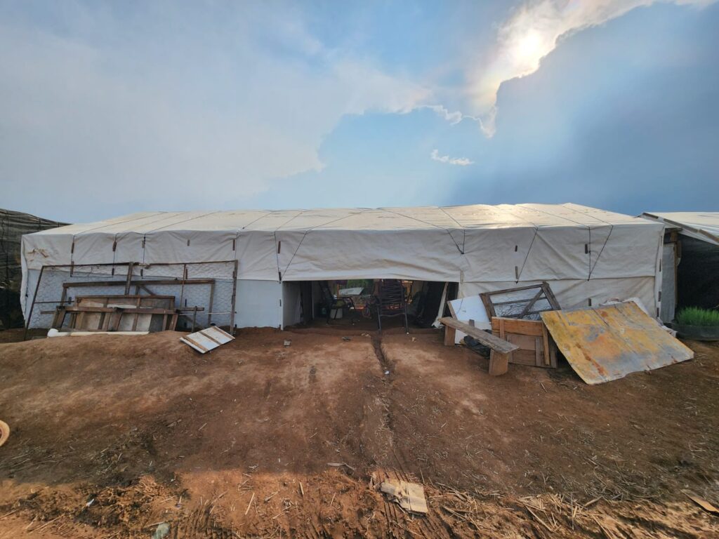 As barracas dos acampados são em lona branca para tentar reduzir o calor abrasador do norte do Mato Grosso (Foto: CPT/Divulgação)