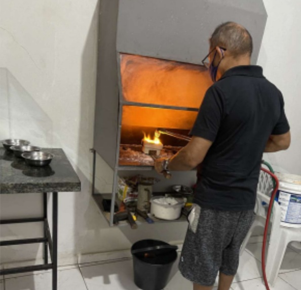 Imagens apreendidas no celular de Alessandro, da White Solder, mostram a forja de duas barras de ouro em Roraima em junho de 2021. Dois dias depois, as mesmas barras foram registradas em Ariquemes (RO), “etiquetadas e aparentemente integradas ao mercado do ouro”, segundo a PF (Fotos: Reprodução Polícia Federal)