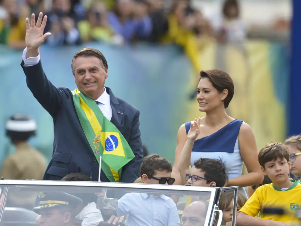 Michelle Bolsonaro é candidata ao Senado pelo PL do Distrito Federal; na imagem, ela está ao lado do ex-presidente Jair Bolsonaro durante desfile do bicenteário da Independência (Foto: Marcelo Camargo/Agência Brasil/07.09.2022)