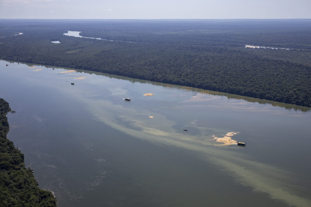 Sobrevoo feito por equipe do Greenpeace detectou balsas de garimpo que estariam vinculadas à Coogam na região da Indígena Munduruku, no Pará (Foto: Bruno Kelly/Greenpeace)