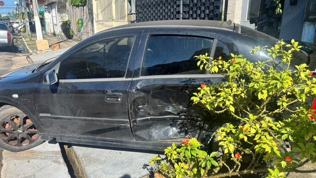 Carro de Marcos Pedroso foi atingido durante a madrugada, após homens rondarem sua casa (Foto: Arquivo Pessoal)