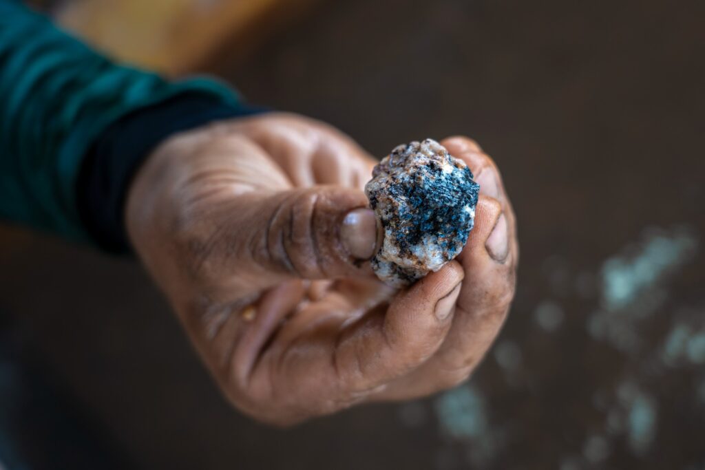 Cassiterite is the raw material used to produce tin, a metal considered strategic because it functions as a “solder” in technology products (Photo: Fernando Martinho/Repórter Brasil)