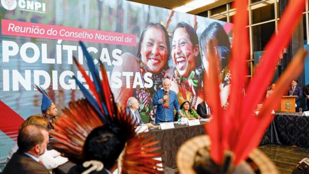 Assinaura da TI Aldeia Velha pelo presidente Lula ocorreu em abril de 2025, durante a 1ª reunião do Conselho Nacional de Políticas Indigenistas (CNPI), ao lado da ministra dos Povos Indígenas, Sonia Guajajara, e do então ministro da Justiça, Ricardo Lewandowski (Foto: Divulgação/Ricardo Stuckert/PR)
