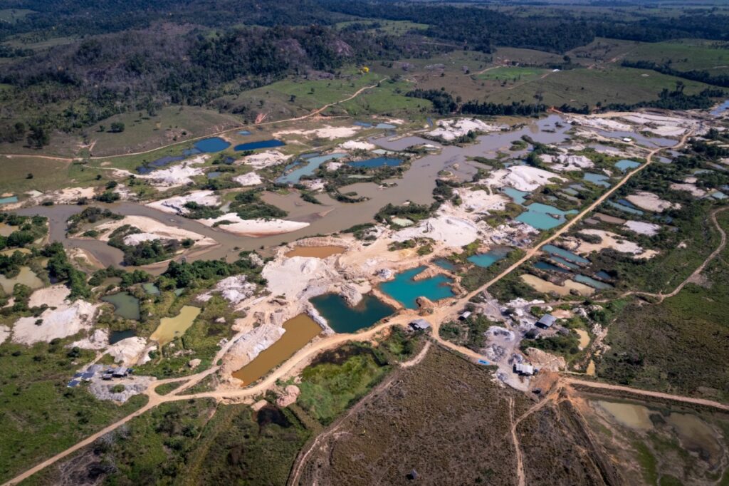 Área de extração de cassiterita em Ariquemes, Rondônia. A substância integra a lista de recursos considerados críticos e estratégicos (Foto: Fernando Martinho/Repórter Brasil)
