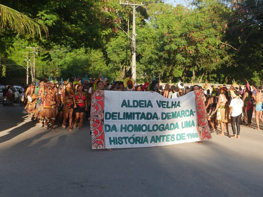 Pataxó do sul da Bahia protestam contra o marco temporal, tese usada para questionar a demarcação da Terra Indígena Aldeia Velha, homologada pelo presidente Lula em 2024, mas suspena pelo ministro do STF André Mendonça em 2025 (Foto: Coletivo de Comunicação da Teia dos Povos)
