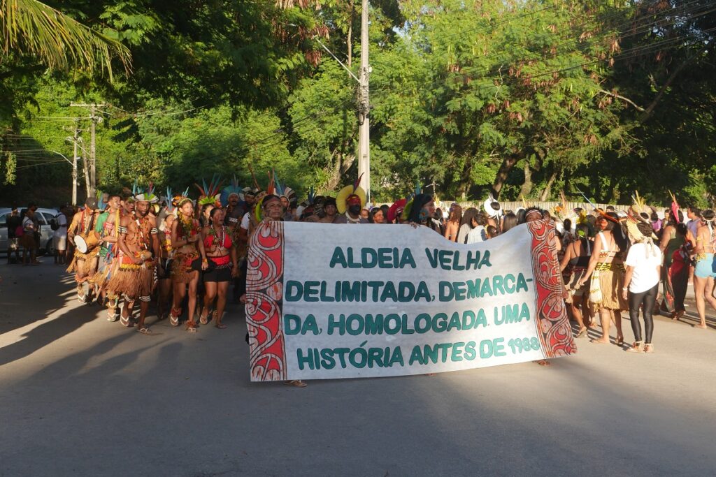Pataxó do sul da Bahia protestam contra o marco temporal, tese usada para questionar a demarcação da Terra Indígena Aldeia Velha, homologada pelo presidente Lula em 2024, mas suspena pelo ministro do STF André Mendonça em 2025 (Foto: Coletivo de Comunicação da Teia dos Povos)