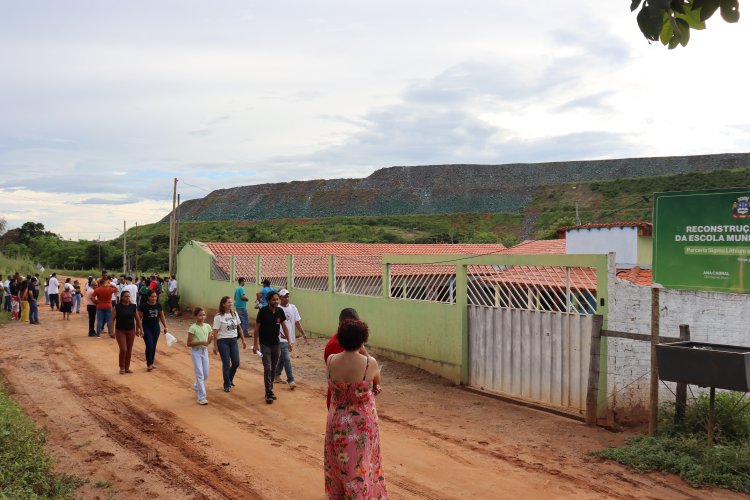 Pilha de rejeitos da Sigma fica em área elevada a poucos metros da Escola Municipal Nuno Murta, na zona rural de Itinga (Foto: Kátia Torres/Repórter Brasil)