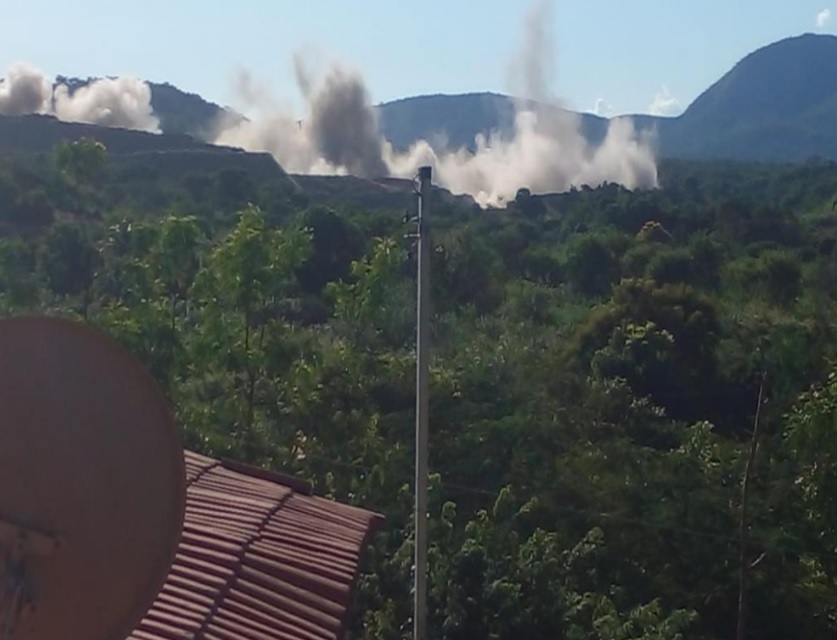 Poeira levantada durante uma detonação na Grota do Cirilo, mina de lítio da Sigma próxima às casas da comunidade Piauí Poço Dantas, no Vale do Jequitinhonha (Foto: Reprodução/MPMG)