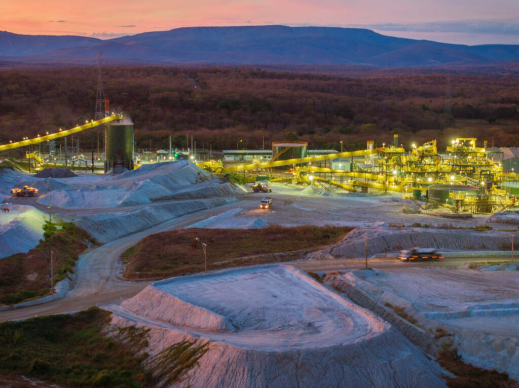 Sigma Lithium tem empresas europeias e asiáticas entre as principais compradoras do lítio extraído em Minas Gerais; mineral é usado principalmente na fabricação de baterias para veículos elétricos (Foto: Jamie Malcom-Brown/Cultural Survival)