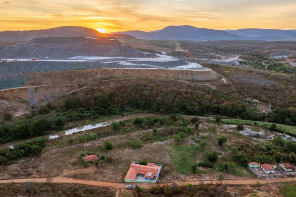 Residências da comunidade Piauí Poço Dantas estão a cerca de 100 metros de uma das pilhas de rejeitos da Grota do Cirilo, mina de lítio da Sigma em Araçuaí e Itinga, municípios no Vale do Jequitinhonha (Foto: Jamie Malcom-Brown/Cultural Survival)