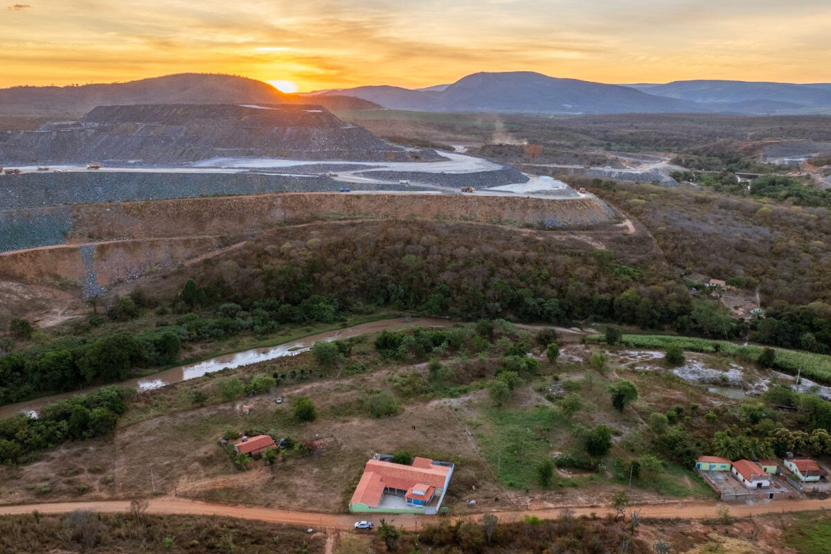 Residências da comunidade Piauí Poço Dantas estão a cerca de 100 metros de uma das pilhas de rejeitos da Grota do Cirilo, mina de lítio da Sigma em Araçuaí e Itinga, municípios no Vale do Jequitinhonha (Foto: Jamie Malcom-Brown/Cultural Survival)